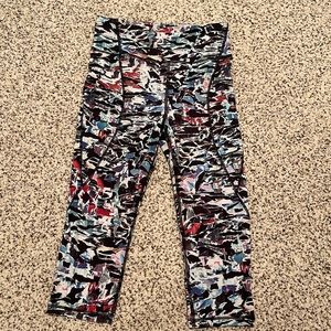 Like new Lululemon patterned crop leggings